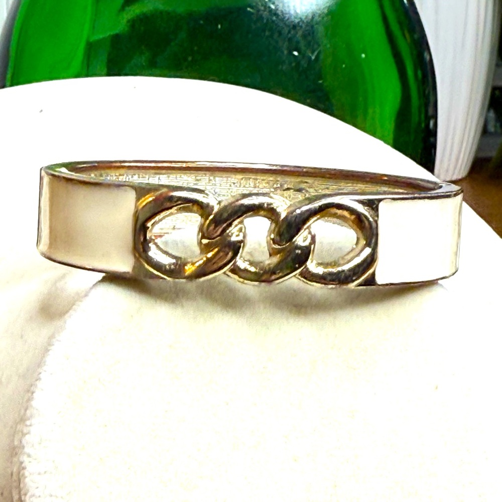 Chic White Enamel Chain-Link Bangle Bracelet – Gold Tone – Modern Fashion